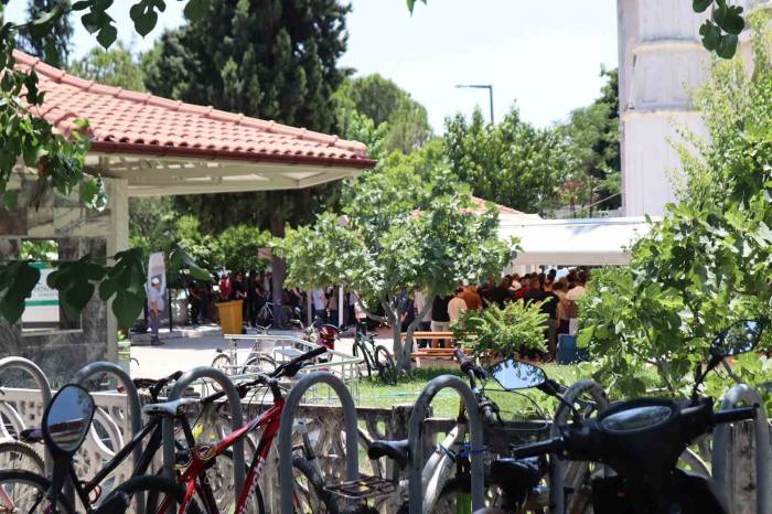 "maseratili Polis" Toprağa Verildi, Cenazede Gazeteciye Saldırı