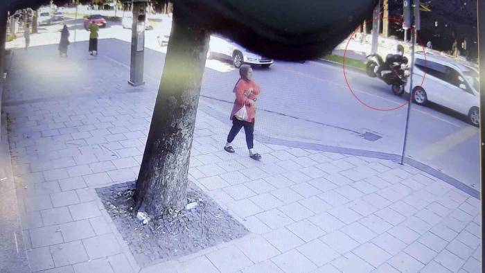 Akıllara Durgunluk Veren Kaza: Karayolunda Teknenin Altında Kaldı