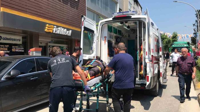 Hafif Ticari Aracın Çarptığı Motosiklet Sürücüsü Yaralandı