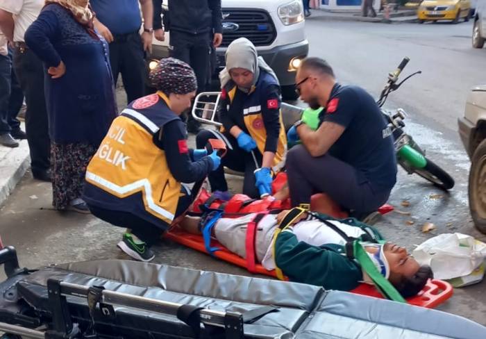Otomobil İle Motosiklet Çarpıştı: 2 Yaralı