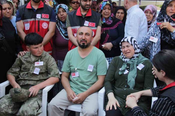 Kardeşi, Şehit Ağabeyini Üniformasıyla Uğurladı
