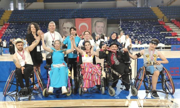 Tekerlekli Sandalye Dans Yarışmasında Türkiye Şampiyonu Oldular