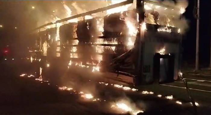 25 Ton Kağıt Balya Yüklü Tır Alev Alev Yandı