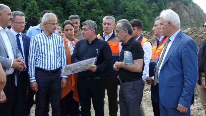 Ulaştırma Bakanı Uraloğlu, Sel Afetinden Zarar Gören Giresun’da İncelemelerde Bulundu