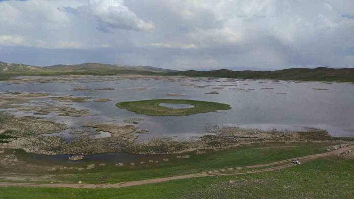 2 Bin 800 Yıllık Keşiş Gölü Kurumak Üzere
