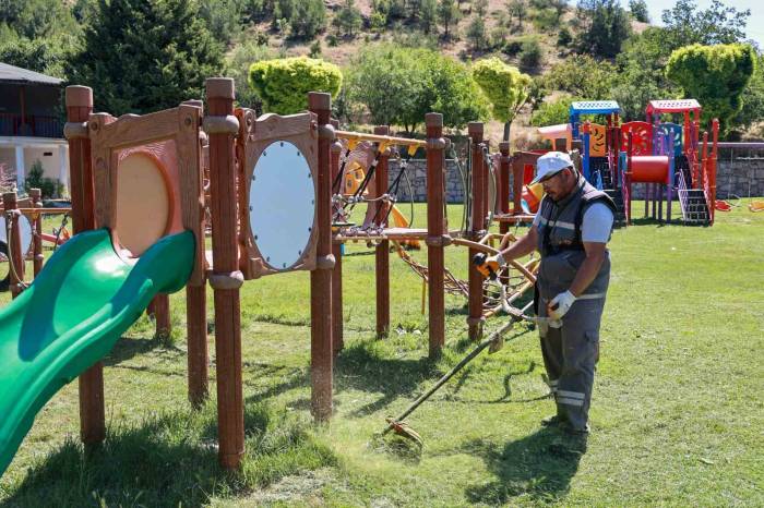 Uşak Belediyesinin Bakım Ve Temizlik Çalışmaları Hız Kesmeden Devam Ediyor