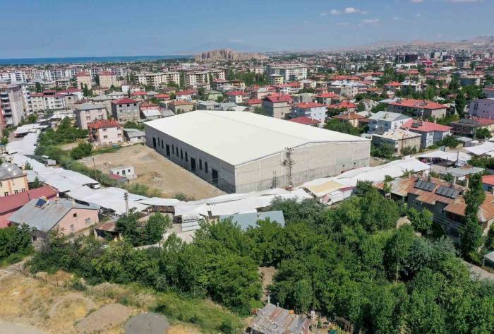 Van’da Kapalı Semt Pazarlarının Yapımı Sürüyor