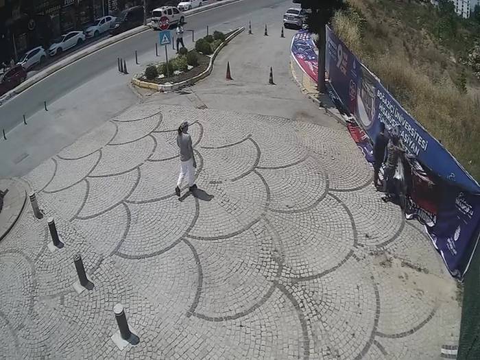 Yapımı Yıllardır Devam Eden Tuzla-kaynarca-pendik Metro İnşaatının Reklam Panosu Bir Yılda 10 Kez Değiştirildi