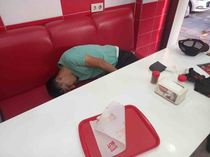 Yemek Yerken Sızdı, Ekipleri Harekete Geçirdi