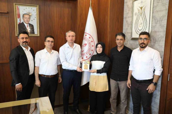 Ağrı’da Okul Yöneticileri Çıkardıkları Kitabı Milli Eğitim Müdürü Kökrek’e Hediye Etti