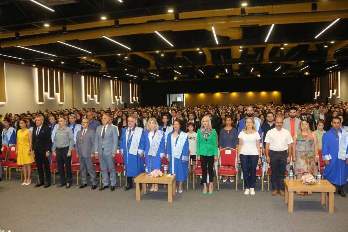 Mezun Olan 290 Hukuk Fakültesi Öğrencisi Yemin Ederek Mesleğe İlk Adımlarını Attı