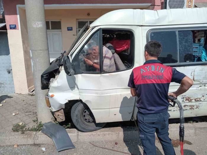 Minibüs Aydınlatma Direğine Çarptı: 1 Yaralı