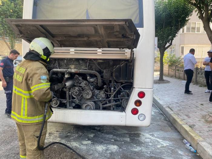 İşçiler Son Durakta İndikten Sonra Servis Aracı Aniden Alev Aldı