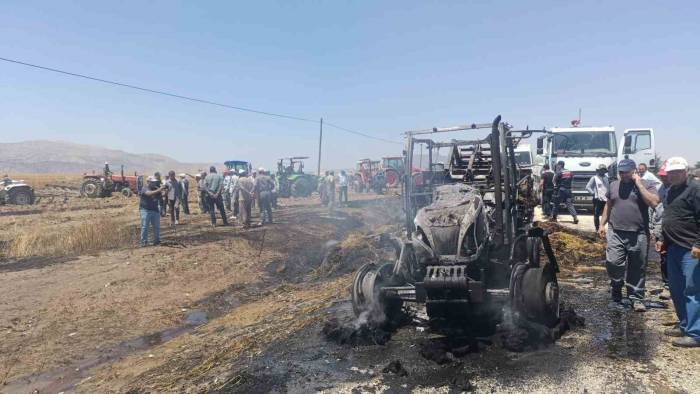 Saman Yüklü Traktörden Sıçrayan Alevler 30 Dönüm Ekili Araziyi Küle Çevirdi