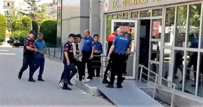 Biri Gözetledi, Diğeri Çaldı