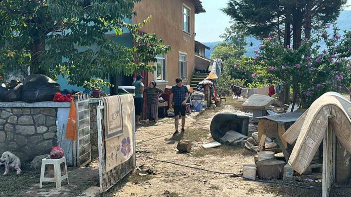 Sular Çekildi, Evlerde Temizlik Başladı