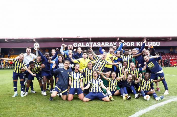 Fenerbahçe Kadın Futbol Takımı 13 Oyuncu İle Sözleşme Yeniledi