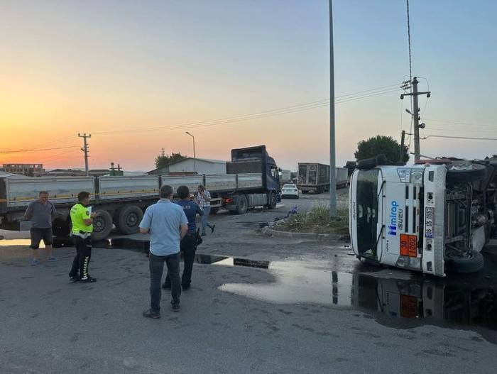 Gönen’de Mazot Yüklü Tanker İle Tır Çarpıştı, Sürücüler Yaralandı