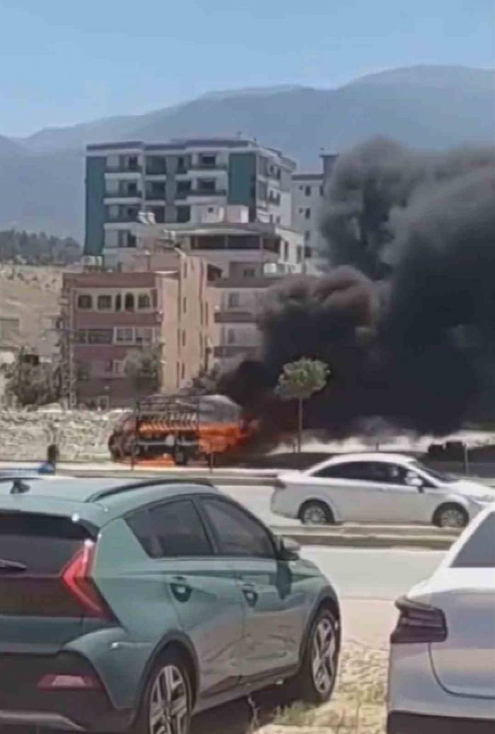 Kamyonet Alev Alev Yandı