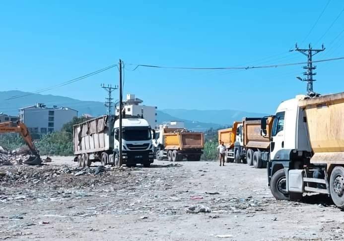 Çöp Dökülen Alan Temizlemeye Başlandı