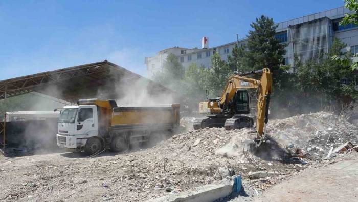 Malatya’da Ağır Hasarlı Binaların Yıkımı Devam Ediyor