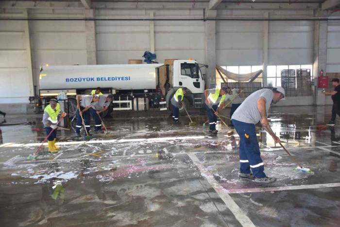 Kapalı Pazar Periyodik Aralıklarla Yıkanarak Temizleniyor