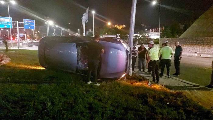 Çalıntı Otomobille ’dur’ İhtarına Uymayan Sürücü Kaza Yaptı