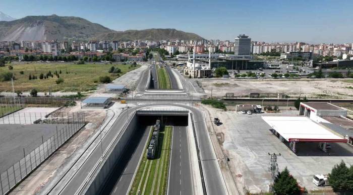Başkan Büyükkılıç, Tramvay İle Yolculuk Yaptı, Esnaf Ziyaret Etti