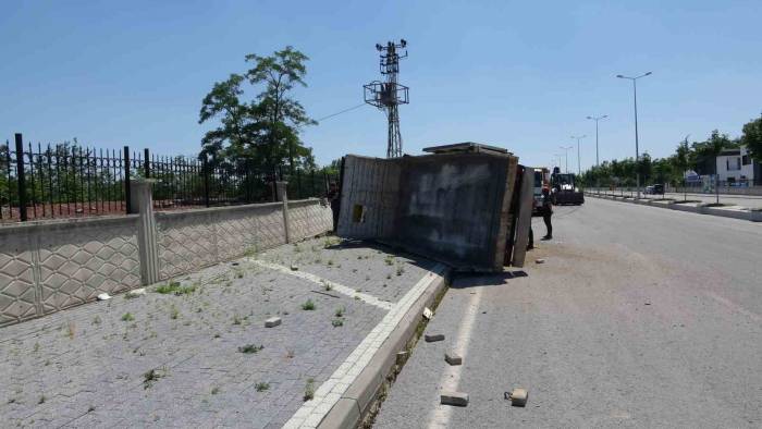 Şaftı Kopan Kamyonet Duvara Çarpıp Yan Yattı: 1 Yaralı