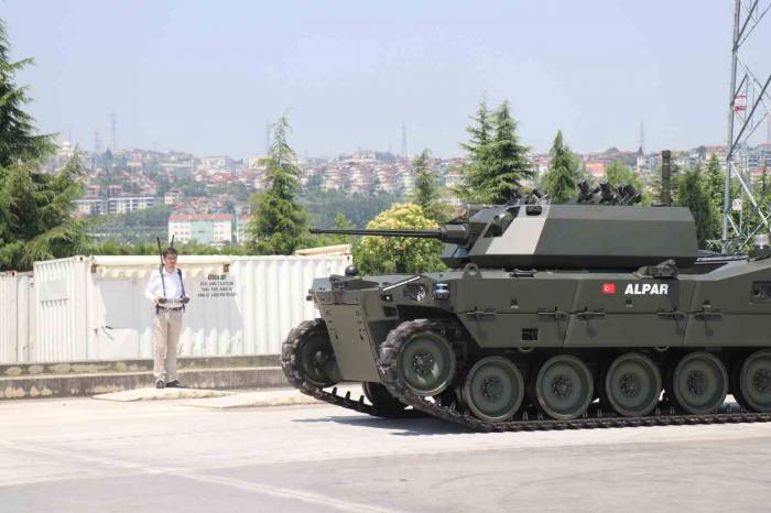 Türkiye’nin İlk Ağır Sınıf Paletli İnsansız Zırhlı Aracı Görücüye Çıktı