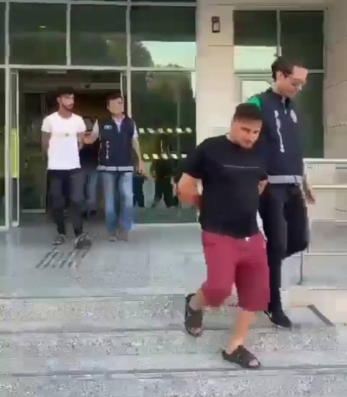 Bir Evde 20 Kaçak Göçmen İle Yakalanan 3 Şüpheli Tutuklandı