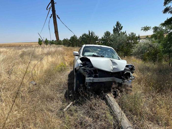 Tarım Arazisine Devrilen Otomobilde 6 Kişi Yaralandı