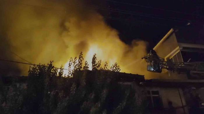 Suluova’da İki Katlı Ev Alevlere Teslim Oldu