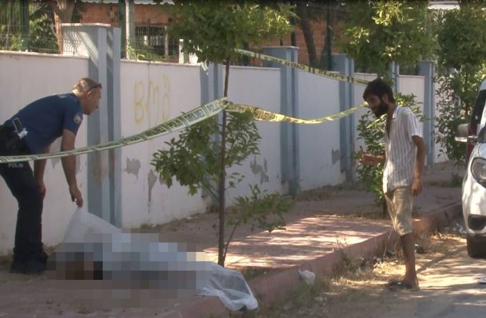 Kaldırım Üzerinde Cansız Bedeni Bulunan Şahsın Kimliğini Dondurma Yiyerek Teşhis Etmeye Çalıştı