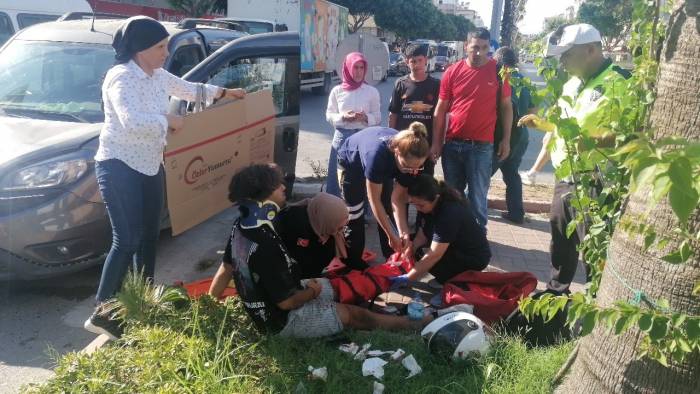 Yerde Acı İçerisindeki Yaralıyı Yakıcı Güneşten Kartonla Korudular