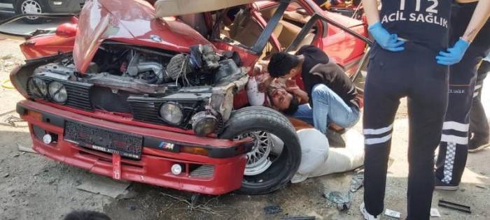 Üst Geçidin Direğine Çarpan Otomobil İkiye Katlandı: 2 Ağır Yaralı