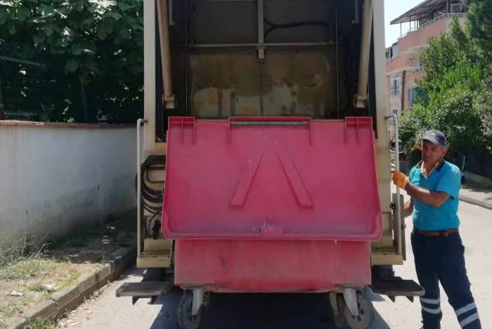 Derince’de Çöp Konteynerleri Yıkanıyor