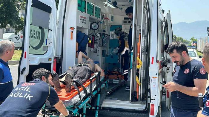 Kontrolden Çıkan Motosiklet Yol Kenarındaki Mermere Çarptı: 2 Yaralı
