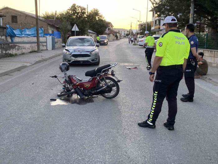 Otomobille Çarpışan Motosiklet Sürücüsü Ağır Yaralandı