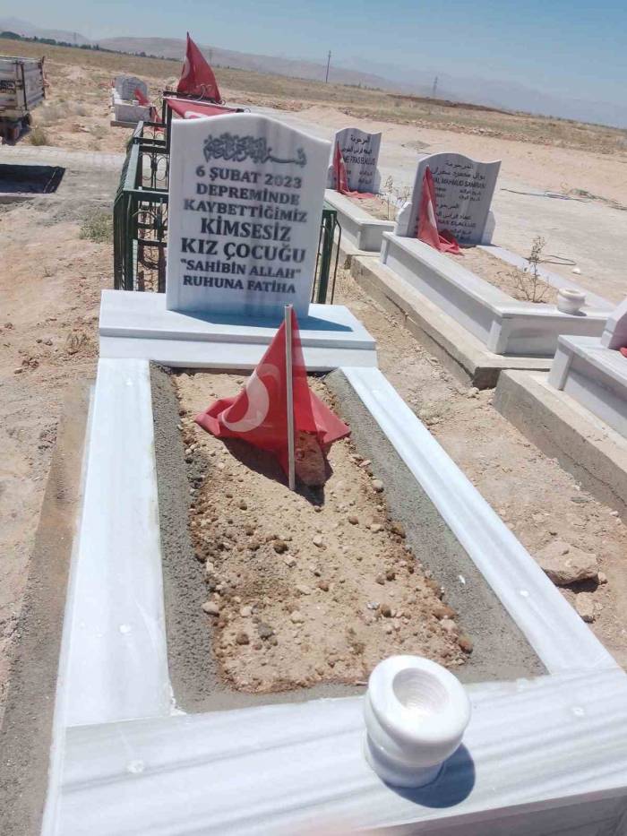 Depremde Vefat Eden ‘kimsesiz’ Çocuğun Mezarını Hayırsever Yaptırdı