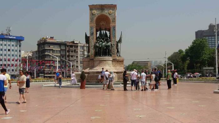 Taksim Meydanı’nda Vatandaşların Sıcakla İmtihanı