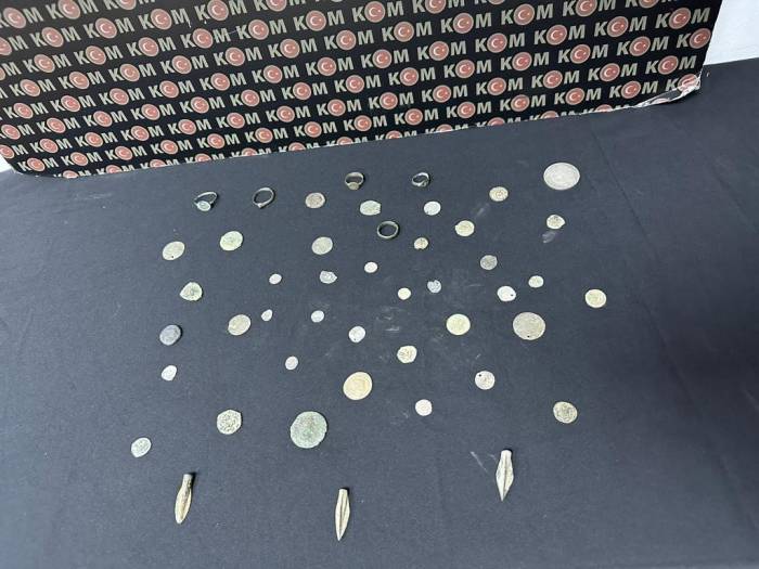 İstanbul’da Tarihi Eser Kaçakçılığı: El Yazması İncil Ve Tevrat Ele Geçirildi