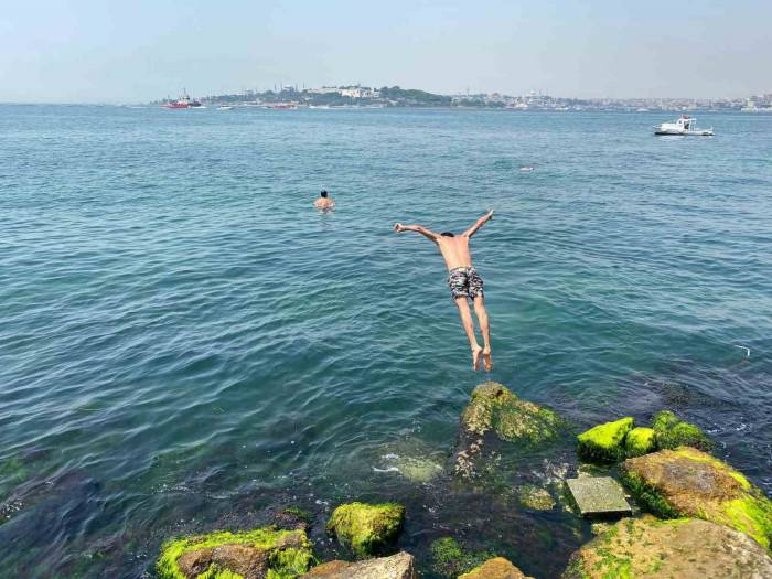 İstanbul’da Termometreler 34 Dereceyi Gördü, Vatandaşlar Üsküdar’da Denize Girdi