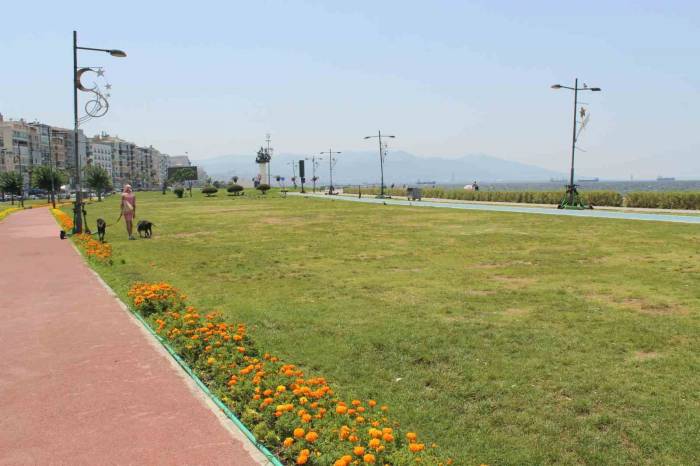 İzmir 41 Dereceyi Gördü, Meydanlar Boş Kaldı