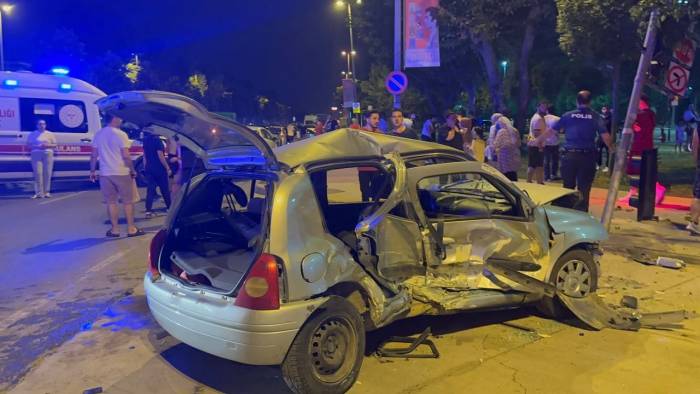 Maltepe’de Aşırı Hız Yaptı, İspark’tan Çıkan Araca Çarptı: 5 Yaralı