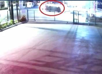 Aydınlatma Direğine Çarpan Otomobil Takla Attı: O Anlar Kamerada