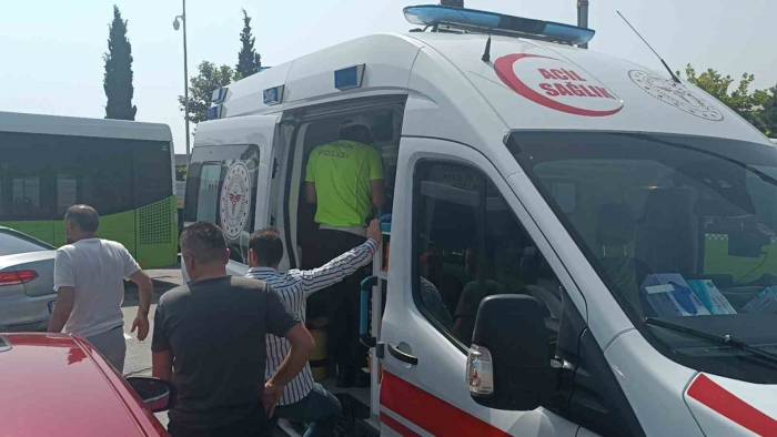 Kırmızı Işıkta Geçen Otomobil Halk Otobüsüne Çarptı: 1 Yaralı