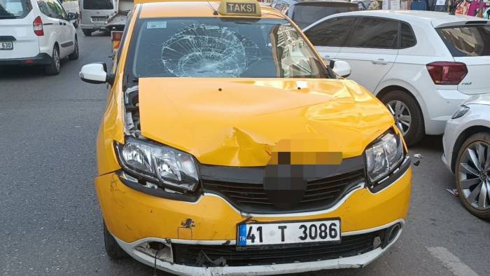 Ticari Taksi İle Çarpışan Motosikletli Metrelerce Savruldu: O Anlar Kameraya Yansıdı
