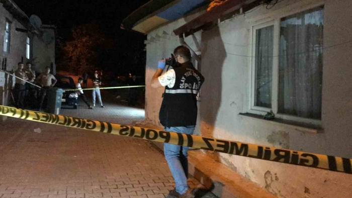 Yoldan Hızlı Geçme Kavgası Kanlı Bitti: 2 Yaralı