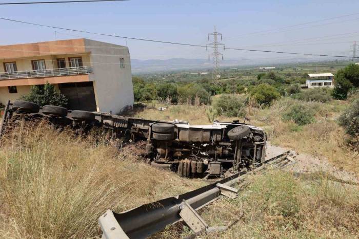 Freni Boşalan Park Halindeki Tır Devrildi